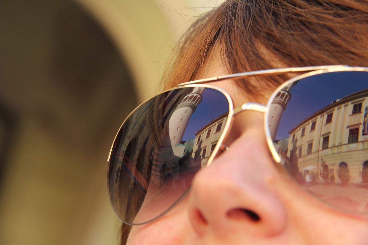 Oczaruj bliskich modnymi dodatkami: jak dobrać okulary przeciwsłoneczne do stylizacji?