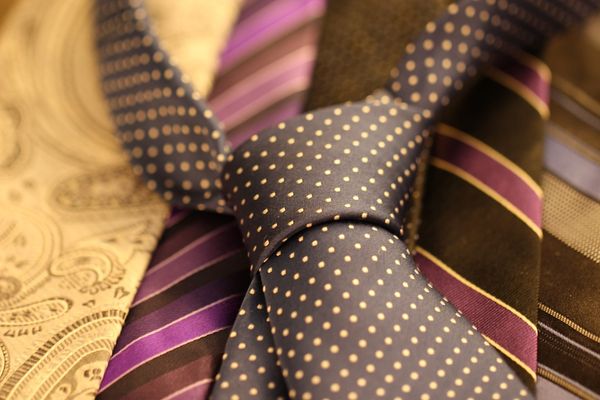 Prestiż i elegancja: odkryj praktyczną stronę krawatów z naturalnych materiałów